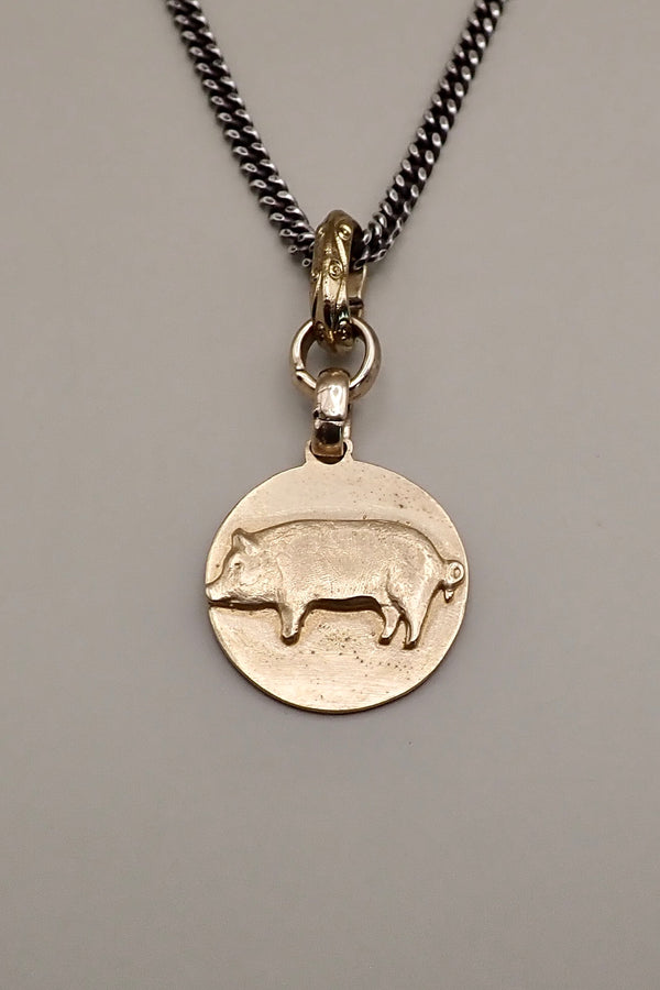 PIGGIE PENDANT NECKLACE
