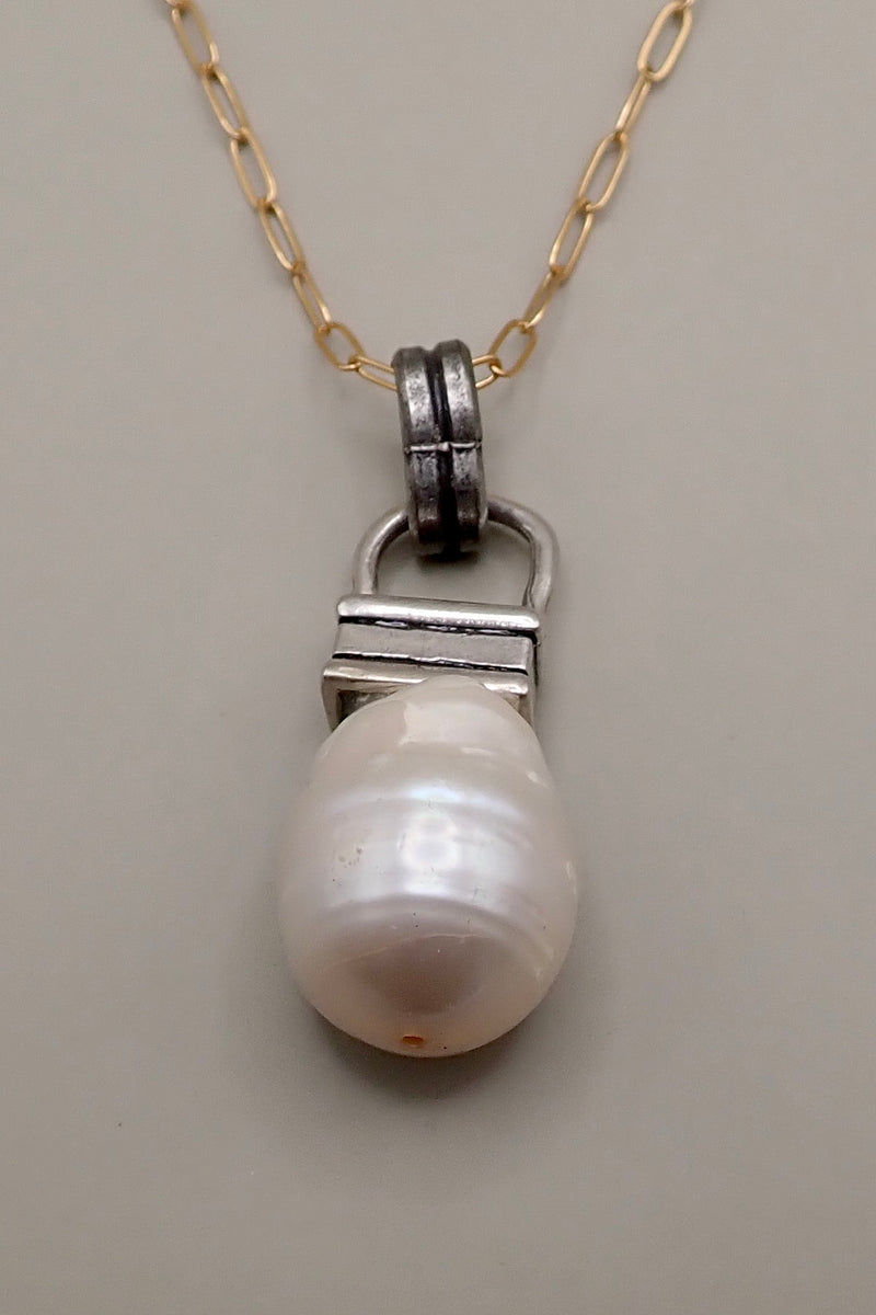 MOTHER PEARL PENDANT