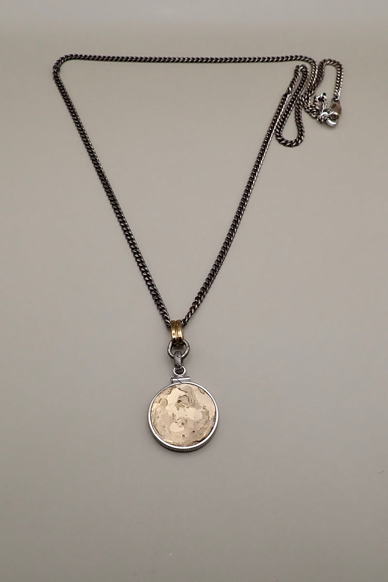 HAMMERED MEDAL NECKLACE