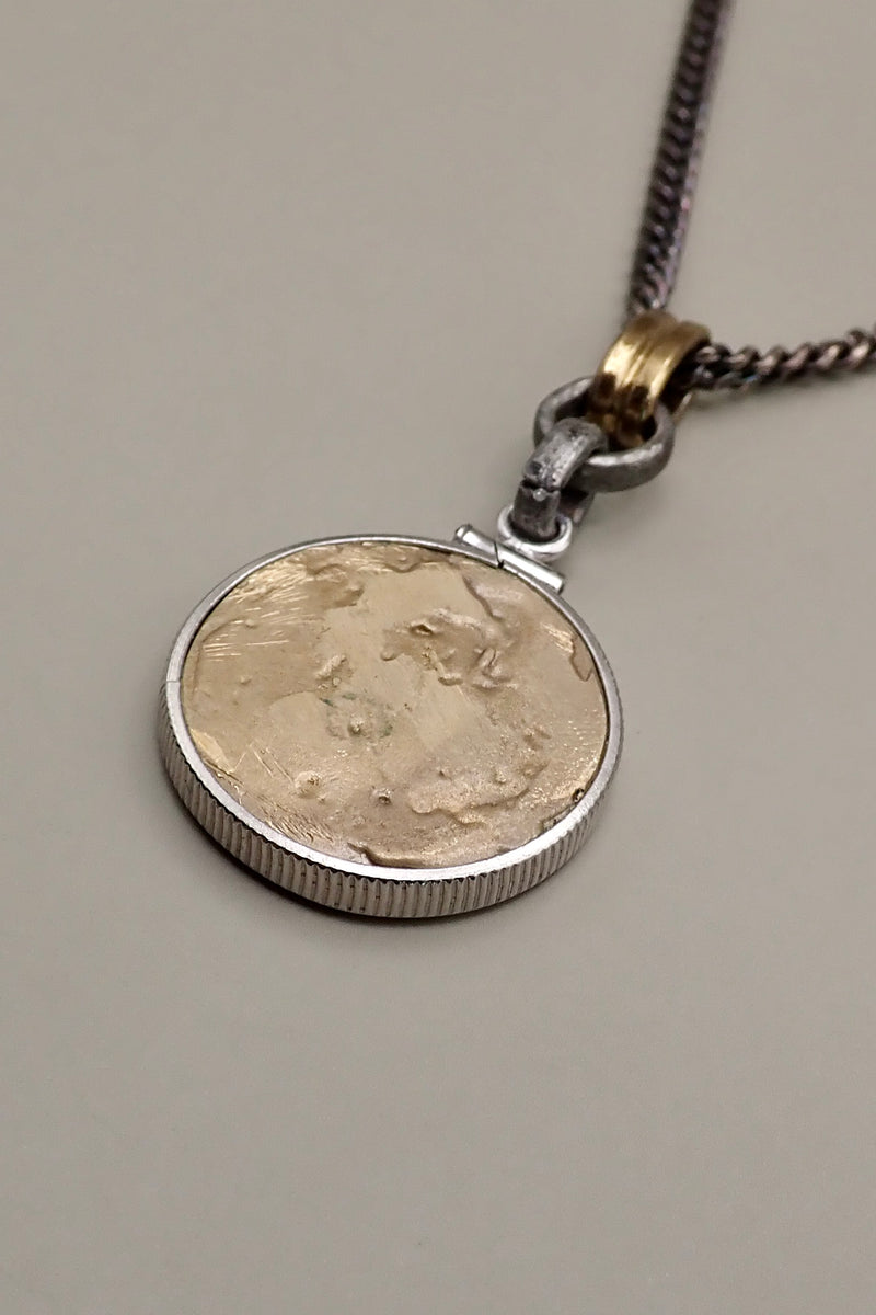 HAMMERED MEDAL NECKLACE