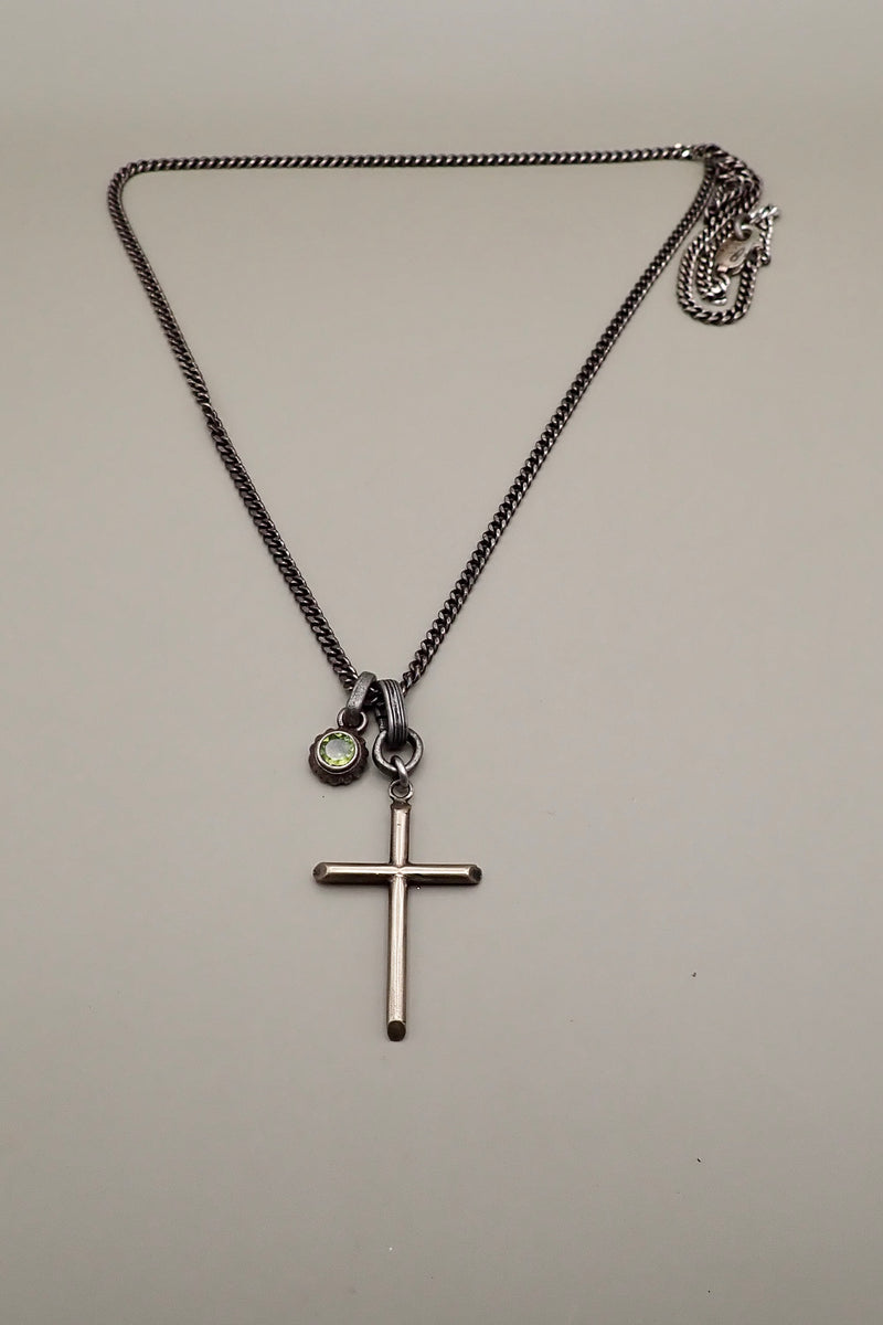 SMALL CROSS/PERIDOT STONE