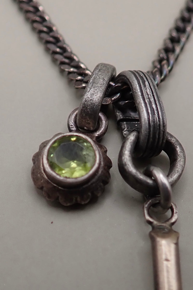 SMALL CROSS/PERIDOT STONE