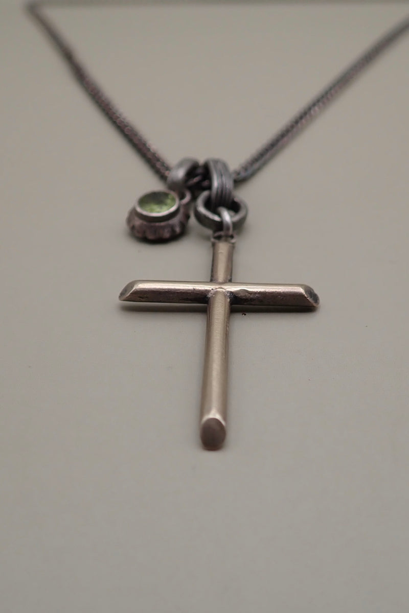 SMALL CROSS/PERIDOT STONE