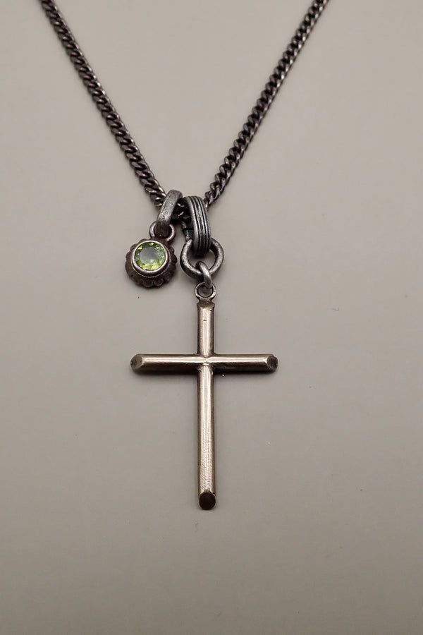 SMALL CROSS/PERIDOT STONE