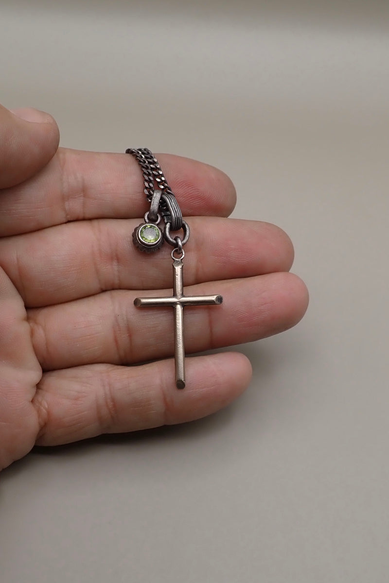 SMALL CROSS/PERIDOT STONE