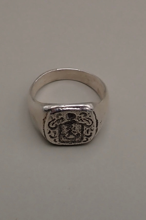 ARMS CREST RING