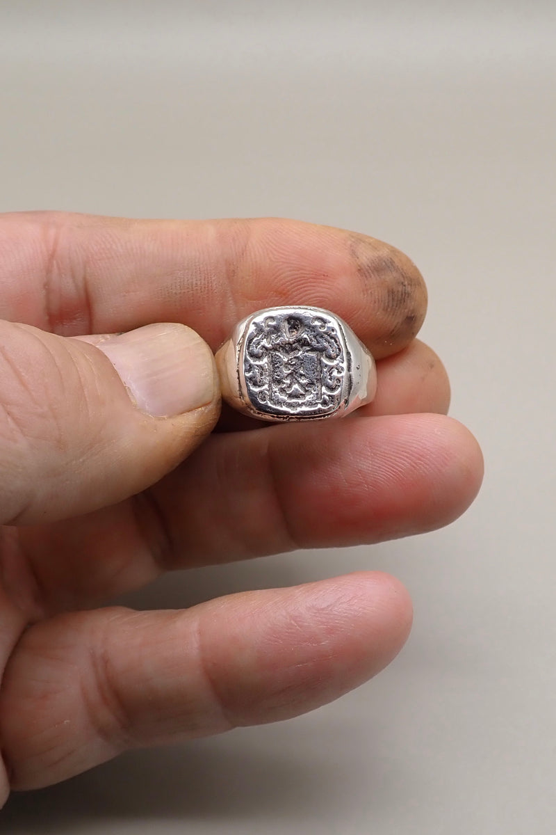 ARMS CREST RING