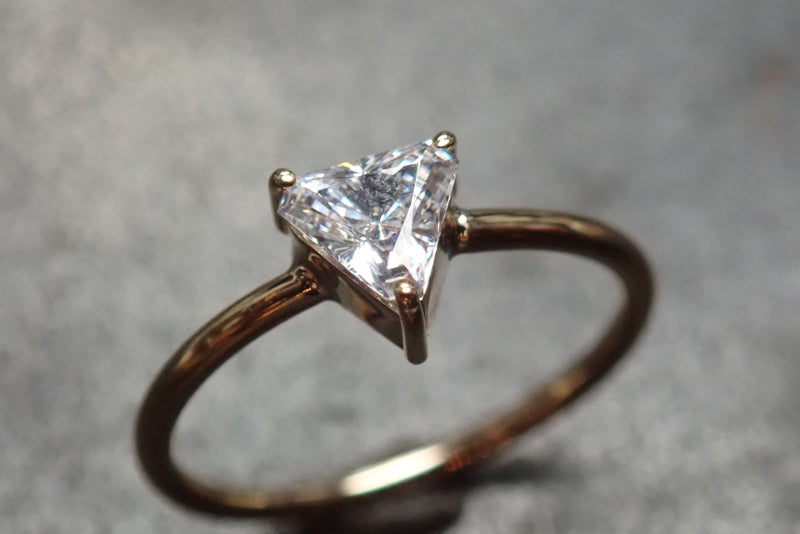 RING 14 K GOLD 0.8 CT TRIANGLE SOLITARY